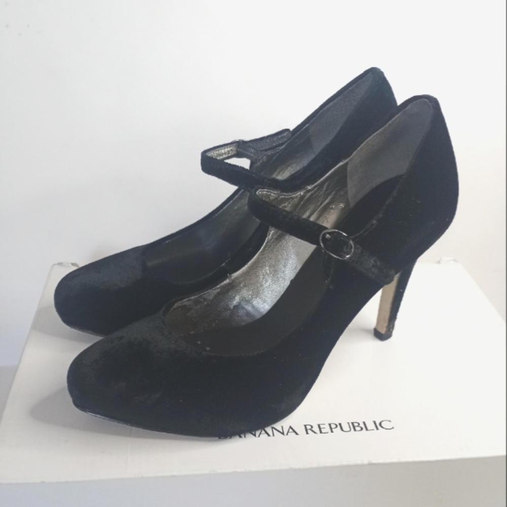 Banana Republic Natasha Black Suede Pumps strap closure Sz 7.5